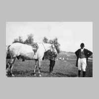 104-0059 Ernst Laupichler mit seinem Pferd.jpg